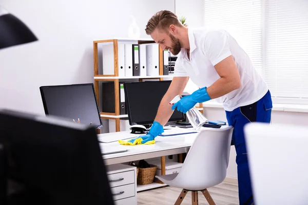 Petugas Kebersihan Membersihkan Meja Putih Kantor Modern — Stok Foto