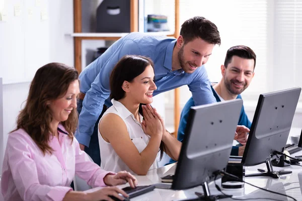 一群快乐的商务人士在办公室使用笔记本电脑讨论工作场所 — 图库照片