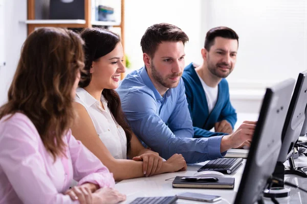 Affärsman Pekar Datorskärmen Medan Pratar Med Sin Kollega — Stockfoto