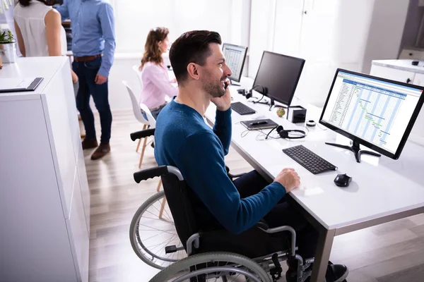 Uomo Affari Sta Parlando Cellulare Analizzando Grafico Gantt Sul Computer — Foto Stock