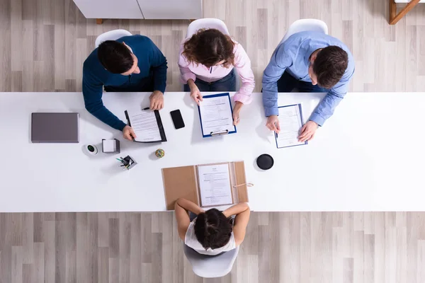 Junge Geschäftsfrau Sitzt Bei Vorstellungsgespräch Büro — Stockfoto