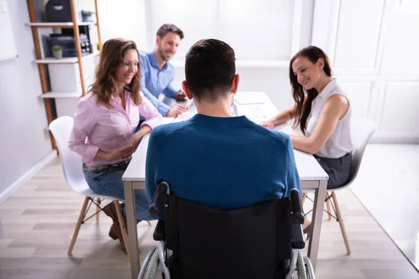 Gestionnaire Masculin Handicapé Assis Avec Ses Collègues Sur Lieu Travail — Photo