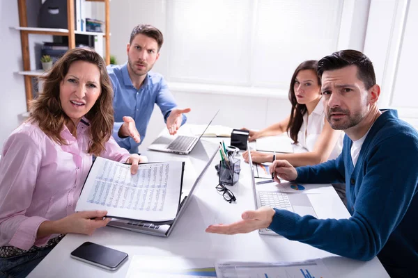 Groep Van Bedrijfsleiders Die Een Klacht Indienen Tegen Camera Het — Stockfoto