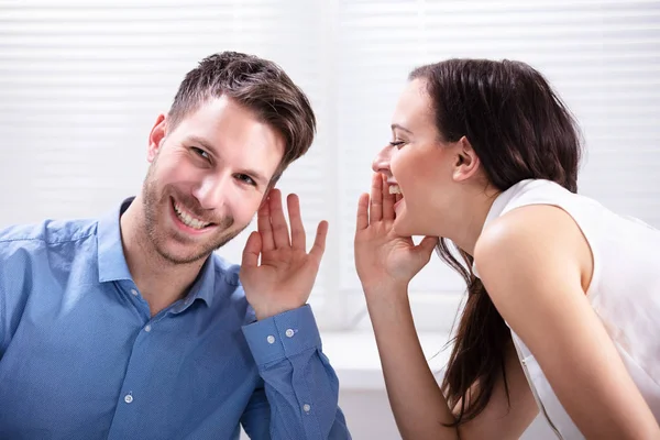 Retrato Mulher Feliz Sussurrando Segredo Interessante Gossip Para Homem Bonito — Fotografia de Stock