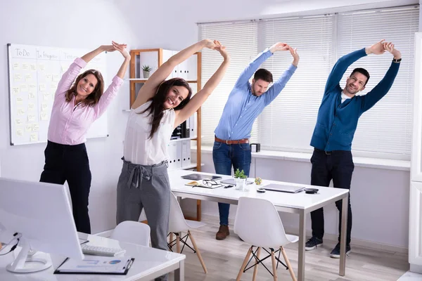 Heureux Hommes Affaires Faisant Exercice Étirement Derrière Bureau Sur Lieu — Photo