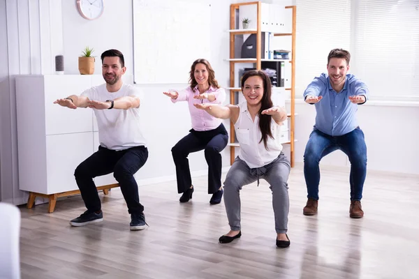 Smiling Young Businesspeople Doing Sit Ups Office — Stock Photo, Image
