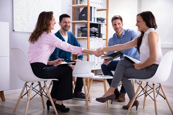 Hombres Mujeres Negocios Apretón Manos Oficina — Foto de Stock