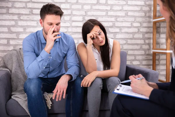 Psicólogo Conversando Com Casal Jovem Deprimido Sobre Condição Mental Casa — Fotografia de Stock