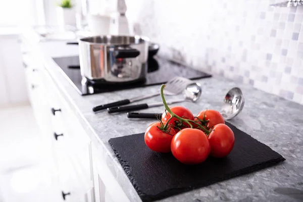 Primer Plano Tomates Cherry Frescos Pizarra Negra Cocina — Foto de Stock
