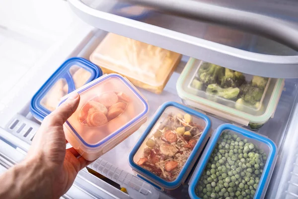 Mão Homem Que Toma Recipiente Vegetais Mistos Congelados Refrigerador — Fotografia de Stock