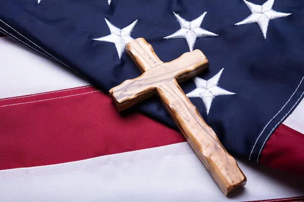 アメリカ国旗の木製キリスト教十字架のクローズアップ — ストック写真