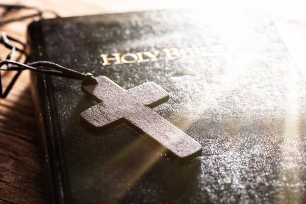 木制基督教十字架 圣经上木桌之上的圣经上 — 图库照片
