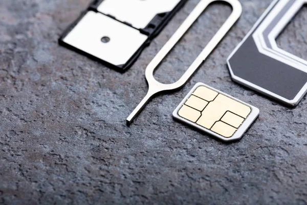 Κάρτα Nano Sim Στον Προσαρμογέα Κάρτας Ακίδα Εξαγωγής Επιφάνεια Σκυροδέματος — Φωτογραφία Αρχείου