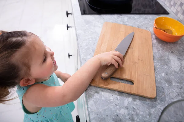 Boldog Kis Baby Girl Figyelembe Konyhakéssel — Stock Fotó