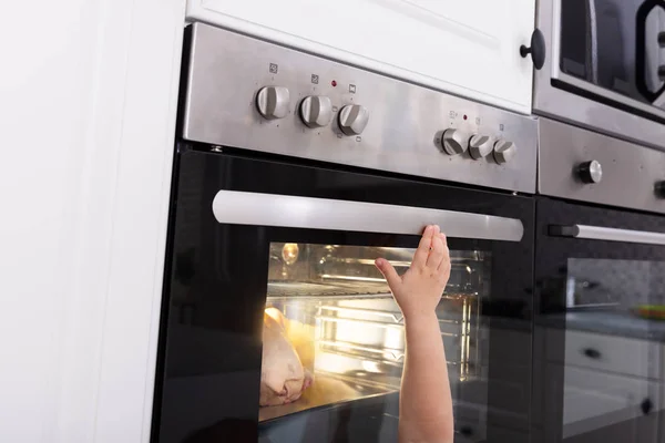 Menina Brincando Com Forno Elétrico Microondas Cozinha — Fotografia de Stock