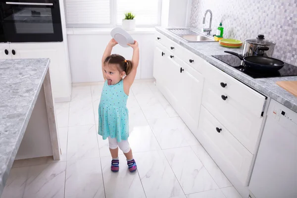 Jolie Fille Jetant Plaque Blanche Dans Cuisine — Photo