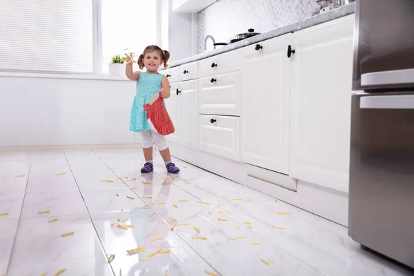 Sorrindo Menina Jogando Batatas Fritas Cozinha — Fotografia de Stock