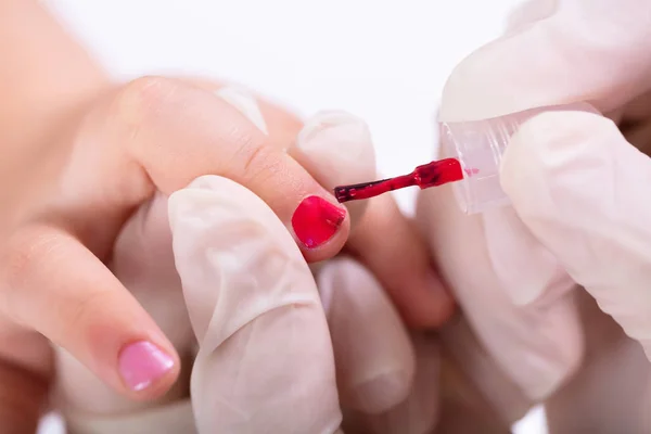 Close Beautician Hand Applying Nail Polish Girl Nails Beauty Salon — Stock Photo, Image