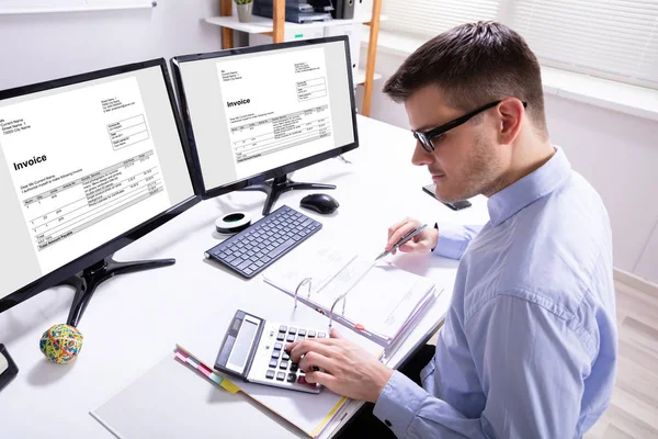 職場でのビジネスマンの手計算請求書の側面図 — ストック写真