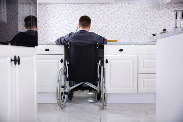 Hombre Discapacitado Sentado Silla Ruedas Lavando Limpiando Platos Cocina — Foto de Stock