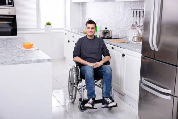 Sonriente Joven Discapacitado Sentado Silla Ruedas Cocina — Foto de Stock