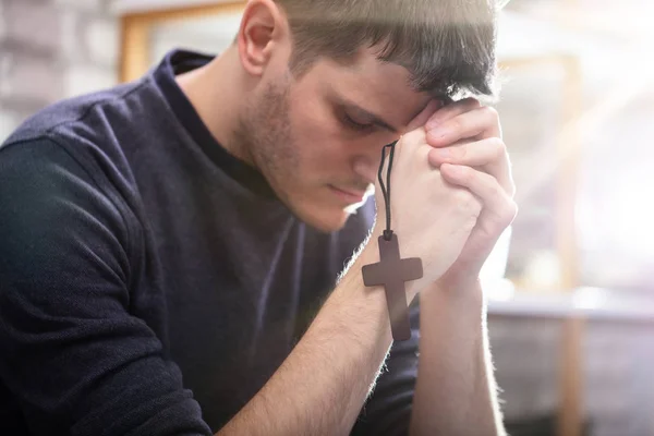 Side Θέα Του Θρησκευτικού Νεαρού Άνδρα Ροζάριο Προσεύχεται Στο Θεό — Φωτογραφία Αρχείου