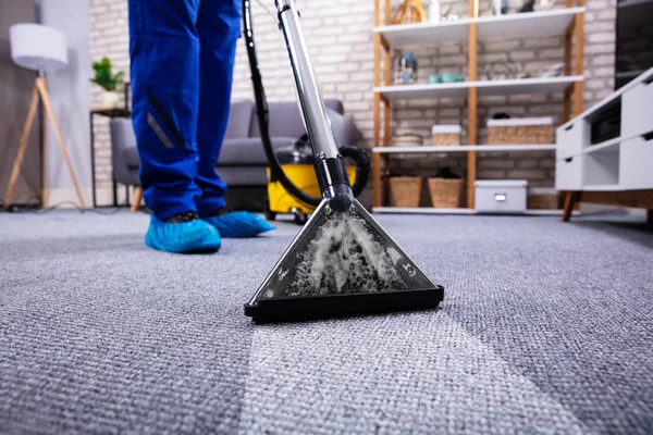 Karpet Pembersihan Manusia Ruang Hidup Menggunakan Vacuum Cleaner Rumah — Stok Foto