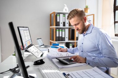 Business sperson Masasında Bilgisayarla Fatura Hesaplanıyor