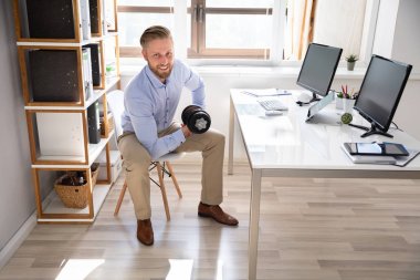 Ofiste Dumbbells ile Çekici İşadamı Egzersiz