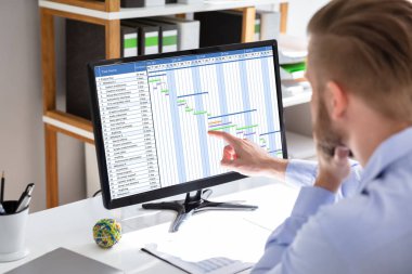 Ofiste Gantt Grafik Üzerinde Çalışan İşadamı