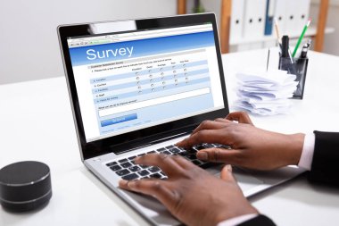 Ofiste Laptop Üzerinde Bir İş Kadını Eli Doldurma Online Anket Formu Close-up
