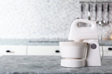 Mutfakta Tezgahta Beyaz Ayaklı Karıştırıcı