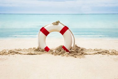Pastoral Deniz Önünde Kumlu Plajda Lifebuoy