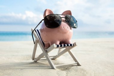 Pembe Piggy Bank Giyen Güneş Gözlüğü Plajda Şezlong Üzerinde Tutuldu