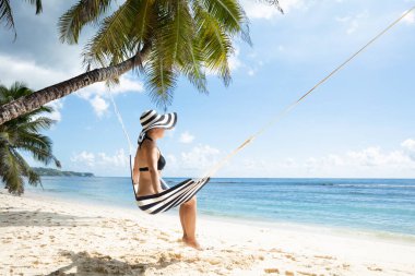 Sahilde Hamak Üzerinde Oturan Şapka ile Bikini Genç Bir Kadın Yan Görünümü