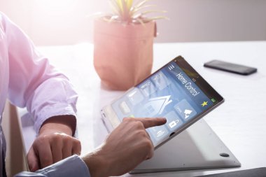 Bilgisayardaki Ev Kontrol Sistemi 'ni kullanarak Bir Kişinin Eli' nin Yakın Çekimi