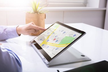 Dijital Dizüstü Bilgisayarda Gps Hizmeti Kullanan Bir Kişinin Eli Yakın Çekim
