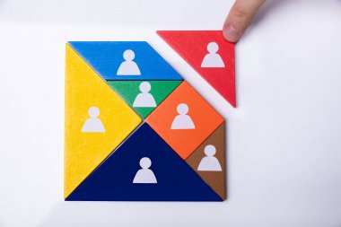 Tangram kare blok insan figürleri ile bina işadamı el