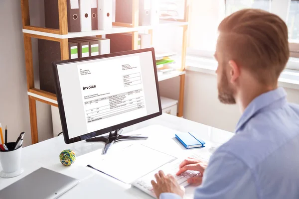 Uomo Affari Che Calcola Fattura Elettronica Online Sul Computer Ufficio — Foto Stock