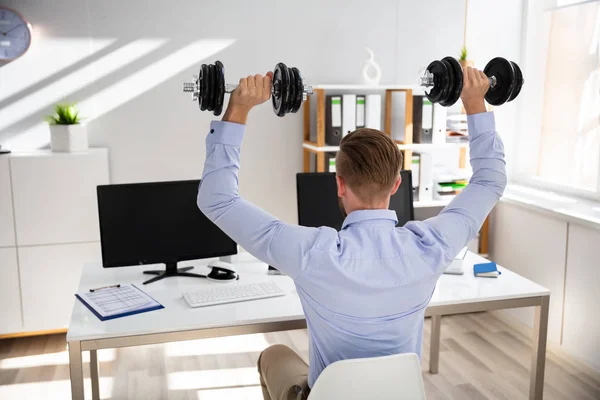 Atractivo Hombre Negocios Haciendo Ejercicio Con Sombrillas Oficina — Foto de Stock