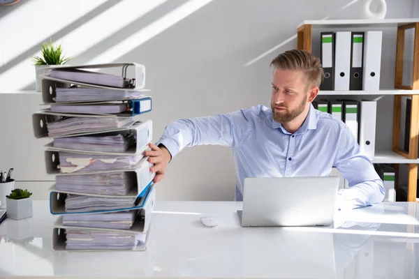 Empresario Empujando Documentos Papel Lejos Trabajando Con Documentos Digitales Ordenador — Foto de Stock