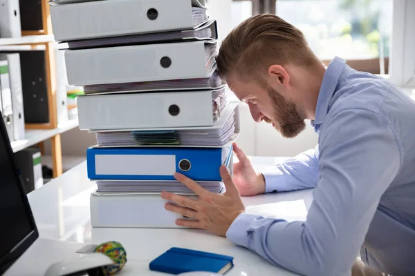 Pengusaha Tertekan Melihat Folder Saat Bekerja Meja — Stok Foto