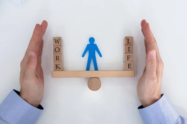 Primo Piano Delle Mani Uomo Affari Che Coprono Equilibrio Tra — Foto Stock