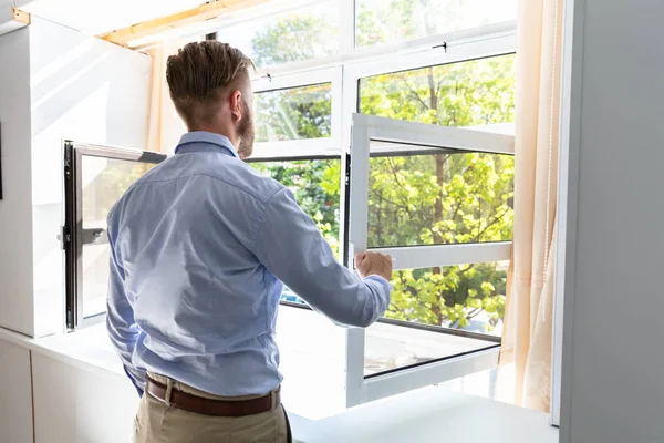 Evde Temiz Hava Almak Için Pencereyi Açan Bir Adamın Arka — Stok fotoğraf