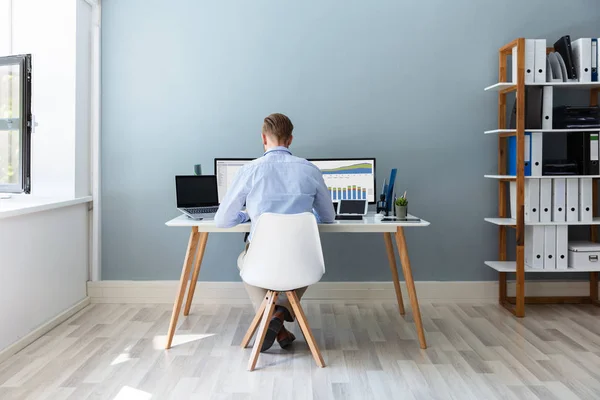 Vista Trasera Hombre Negocios Que Trabaja Computadora Escritorio Oficina —  Fotos de Stock