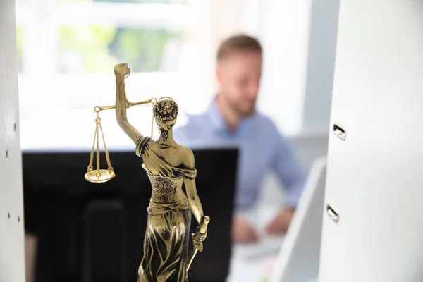 Статуя Справедливості Шельфі Адвокат Працює Офісі Задньому Плані — стокове фото