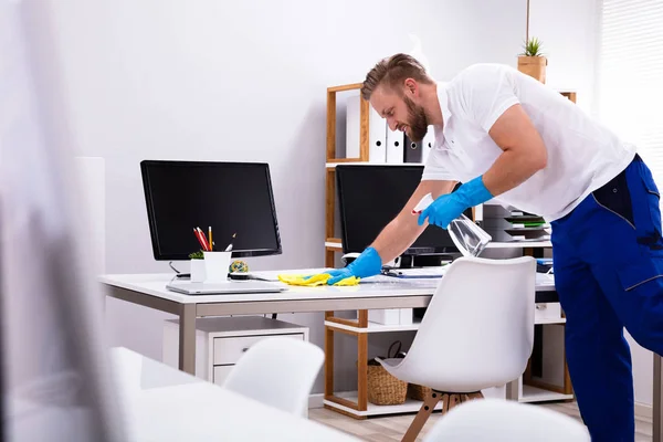 Vaktmästare Städning Vitt Skrivbord Modernt Kontor — Stockfoto