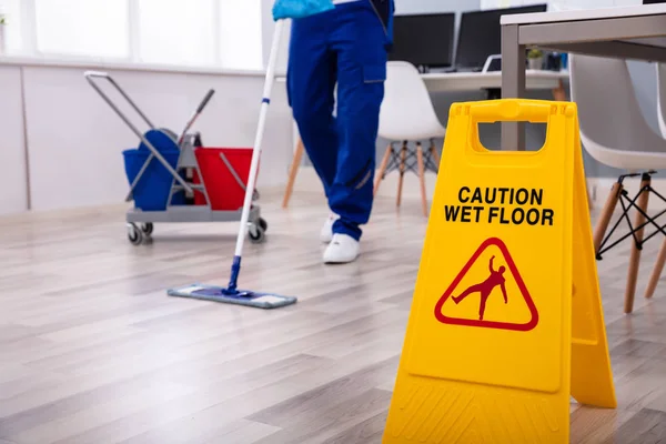 Conserje Masculino Con Limpieza Fregona Piso Oficina Moderno — Foto de Stock