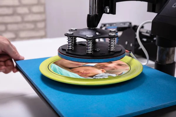 Man Printing Plates Workshop — Stock Photo, Image