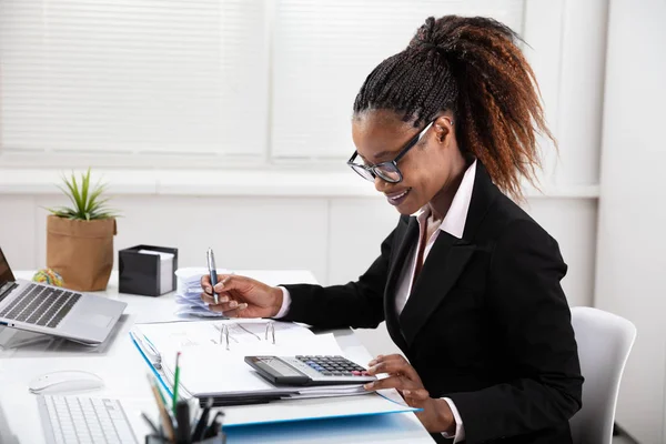 Vue Latérale Jeune Femme Affaires Calculant Facture Sur Écran Ordinateur — Photo